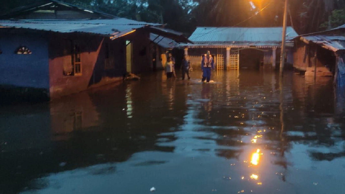 KEADAAN banjir di Lorong Mesra petang tadi memaksa penduduk berpindah ke PPS untuk kali keenam. FOTO IHSAN APM.