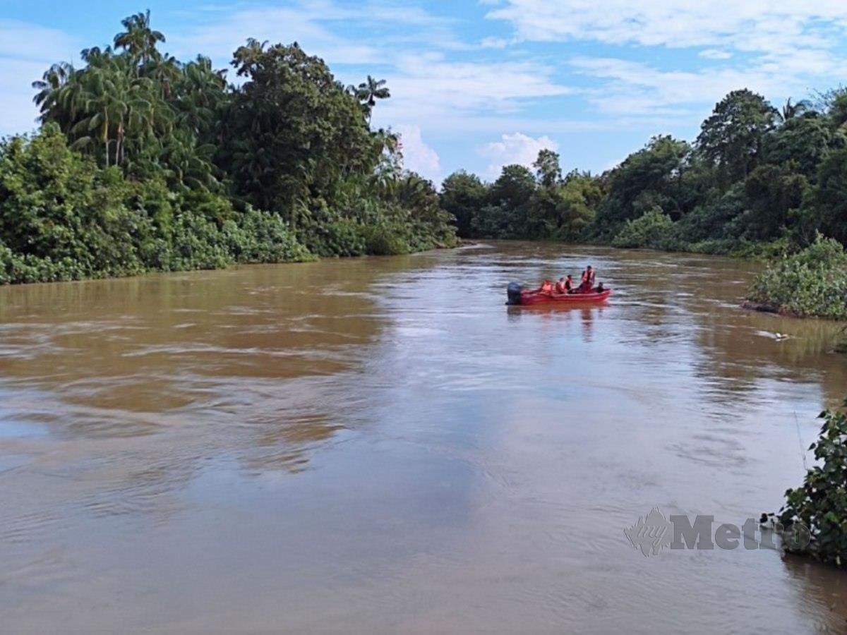 OPERASI mencari dan menyelamat lelaki dikhuatiri lemas selepas Toyota Hilux dipandu terjunam ke dalam sungai. FOTO Nurul Fatihah Sulaini