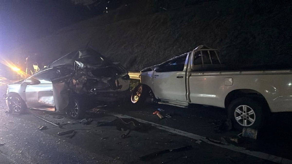 KEMALANGAN membabitkan tujuh kenderaan di KM 452.6, Lebuhraya Utara Selatan (PLUS), tengah malam tadi.  FOTO ihsan Jabatan Siasatan dan Penguatkuasaan Trafik (JSPT)