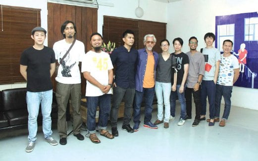 BARISAN artis bersama U-Wei Saari (lima dari kiri) yang merasmikan Pameran ‘Stories of 11 Artworks’.