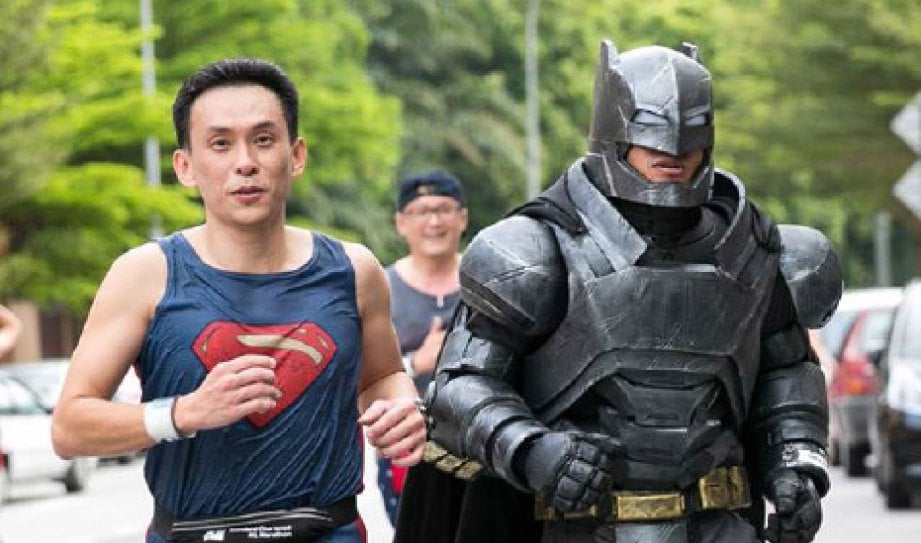 KEHADIRAN adiwira ‘Batman’ ’berlari bersama peserta.