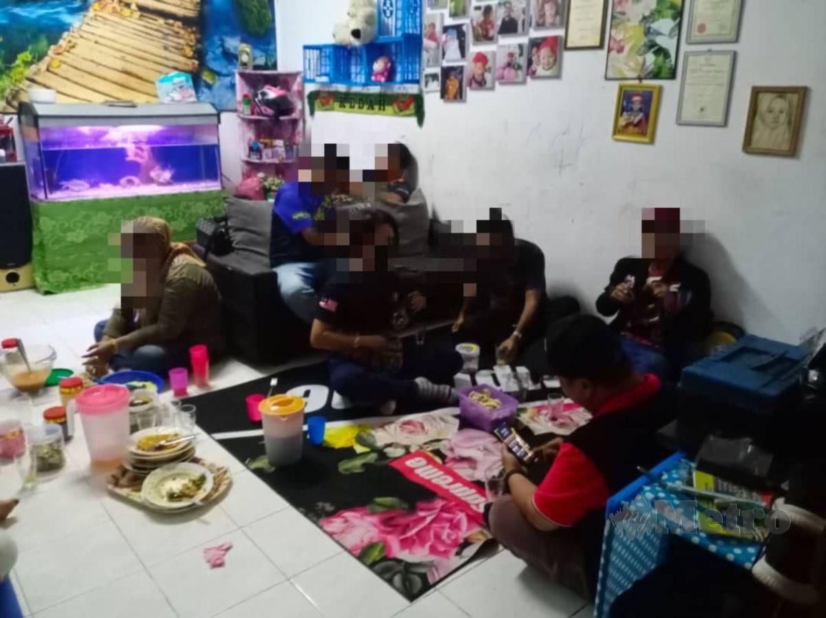 SEBAHAGIAN 13 individu yang dikompaun kerana tidak mematuhi SOP dengan berkumpul dalam sebuah rumah di Kampung Jeniang, Gurun. FOTO ihsan polis 