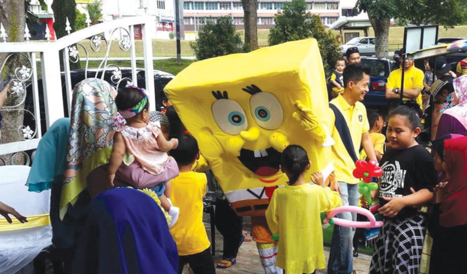  HISYAM menjadi maskot watak animasi Spongebob Squarepants sempena majlis hari jadi.