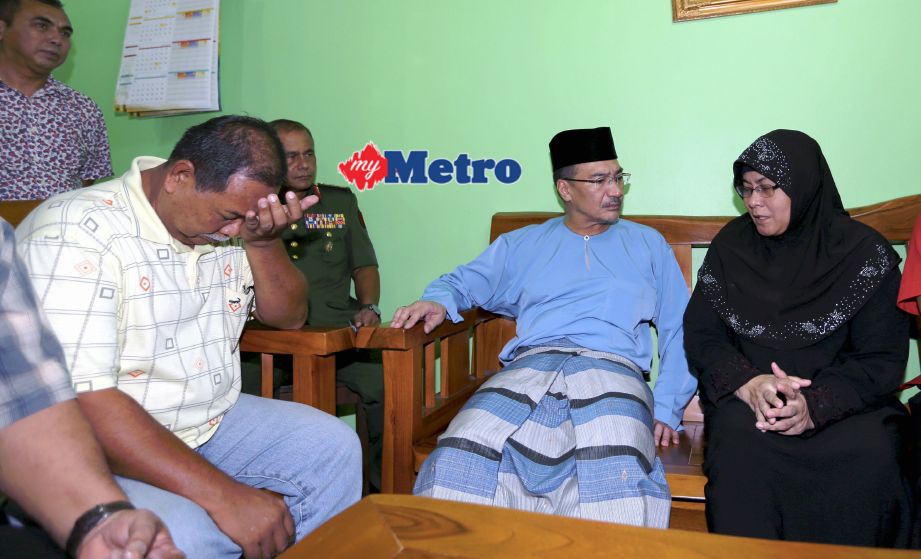 Hishammuddin memberikan kata-kata semangat kepada Zulkarnain Idrus serta isterinya, Hawa Osman ketika lawatan ke rumah keluarga Allahyarham Zulfarhan Osman di Bandar Uda Utama, Johor Bahru. FOTO  Zulkarnain Ahmad Tajuddin
