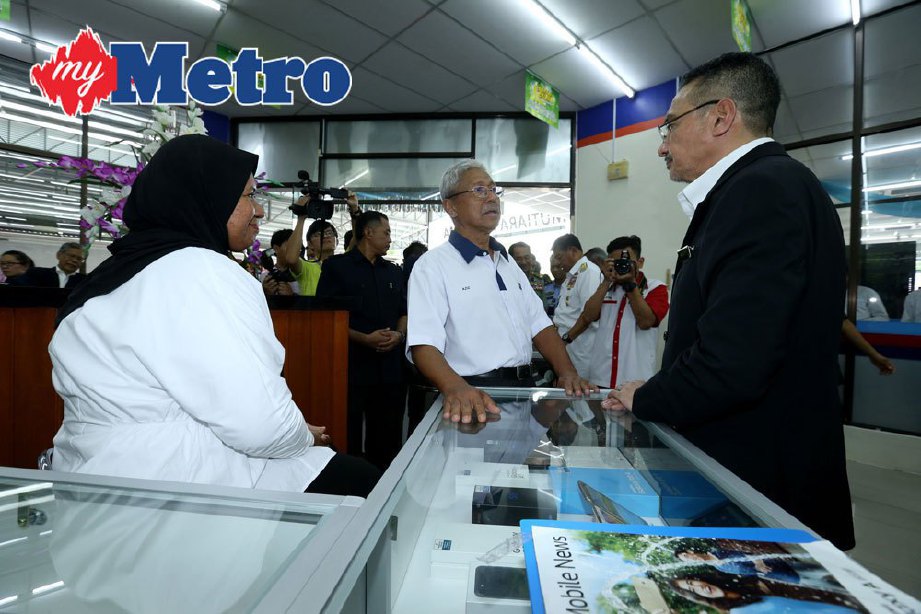 Hishammuddin bersama Pengerusi PERNAMA, Jeneral Tan Sri Abdul Aziz Zainal (tengah) melihat kedai barangan elektrik yang dijual pada majlis perasmian Kompleks Mutiara Perbadanan Perwira Niaga Malaysia (PERNAMA) di Pangkalan Udara Subang. FOTO Surianie Mohd Hanif 
