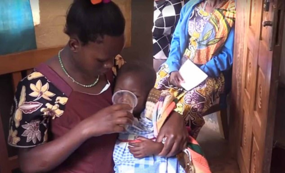 ORANG ramai termasuk bayi di negara itu diberi cecair klorin dioksida di Uganda. FOTO: Agensi