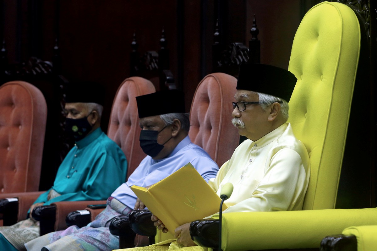 Tuanku Muhriz Tuanku Munawir (kanan) berkenan menyampaikan titah Diraja pada Perasmian Persidangan Pertama Penggal Keempat, Dewan Undangan Negeri, Negeri Sembilan di Wisma Negeri hari ini.  FOTO BERNAMA
