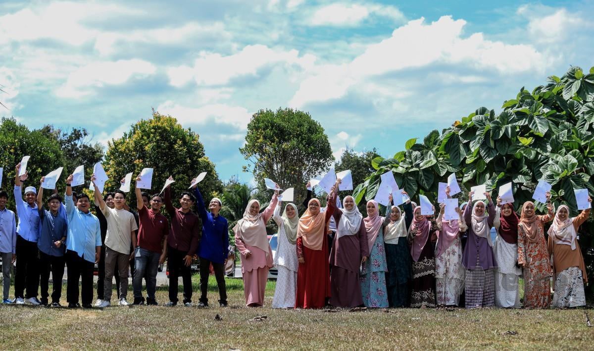 Pelajar meraikan kejayaan selepas mendapat keputusan cemerlang dalam Peperiksaan Sijil Pelajaran Malaysia (SPM) 2023 di Perkarangan Masjid Hidayah Kampung Banggol Mempelam. FOTO GHAZALI KORI