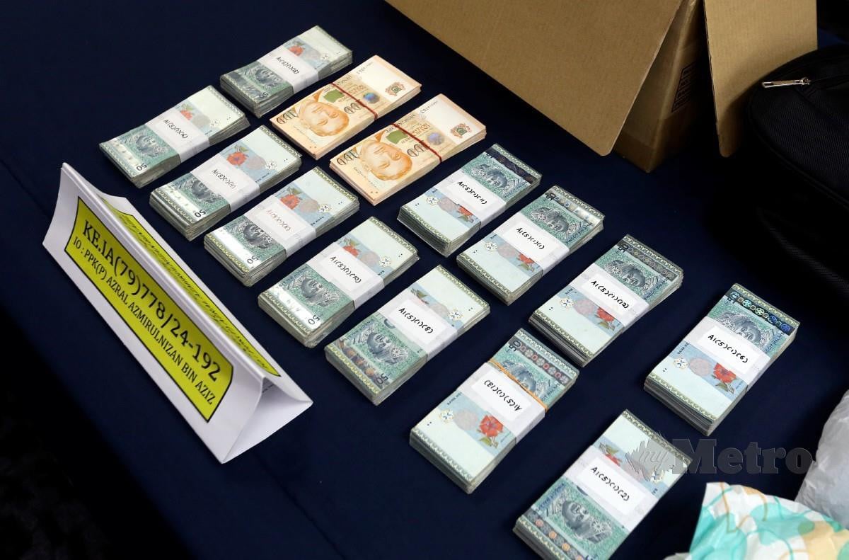 Sidang media berkaitan sindiket pengedaran dadah bernilai RM3.2 juta dan cubaan membawa keluar matawang lebih RM600,000 di Sepang. FOTO MOHD FADLI HAMZAH