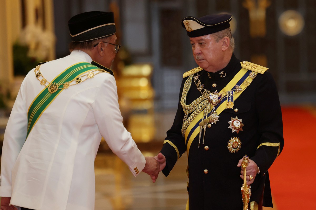 Sultan Ibrahim (kanan) berkenan bersalaman dengan Anwar Ibrahim semasa berangkat pada Istiadat Melafaz dan Menandatangani Surat Sumpah Jawatan sebagai Yang di-Pertuan Agong ke-17 di Istana Negara hari ini. FOTO BERNAMA