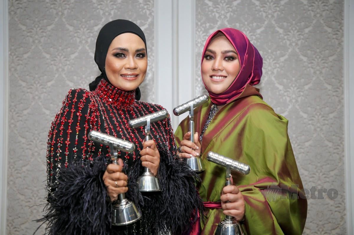 Liza Hanim dan Shila Amzah diangkat sebagai pemenang Runut Bunyi OST) Terbaik Di Dalam Filem/Drama dan juga Persembahan Vokal Terbaik Duo/Kolaborasi Terbaik pada Anugerah Industri Muzik (AIM) Ke-23. FOTO ASWADI ALIAS