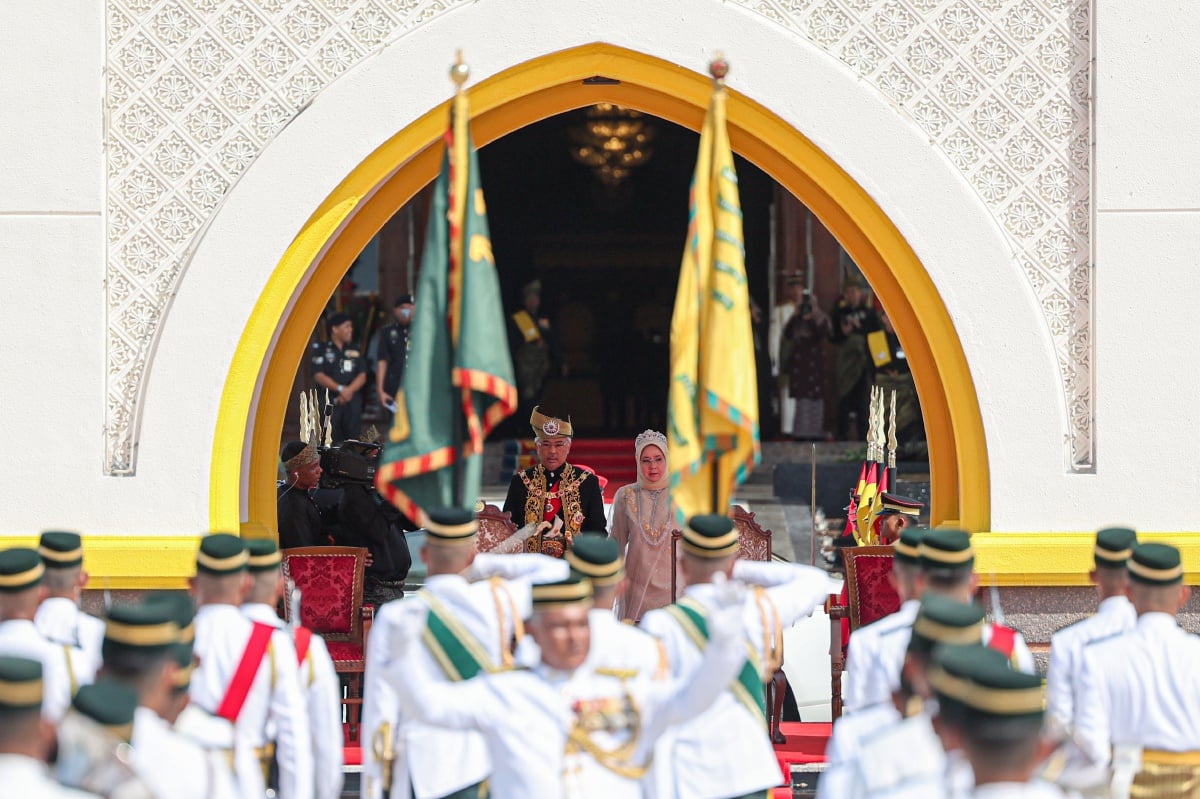 Al-Sultan Abdullah bersama Raja Permaisuri Agong Tunku Azizah Aminah Maimunah Iskandariah berkenan berangkat pada Istiadat Menghadap dan Istiadat Pengurniaan Darjah Kebesaran, Bintang dan Pingat Persekutuan sempena sambutan Ulang Tahun Hari Keputeraan Rasmi Yang di-Pertuan Agong di Istana Negara hari ini. FOTO BERNAMA