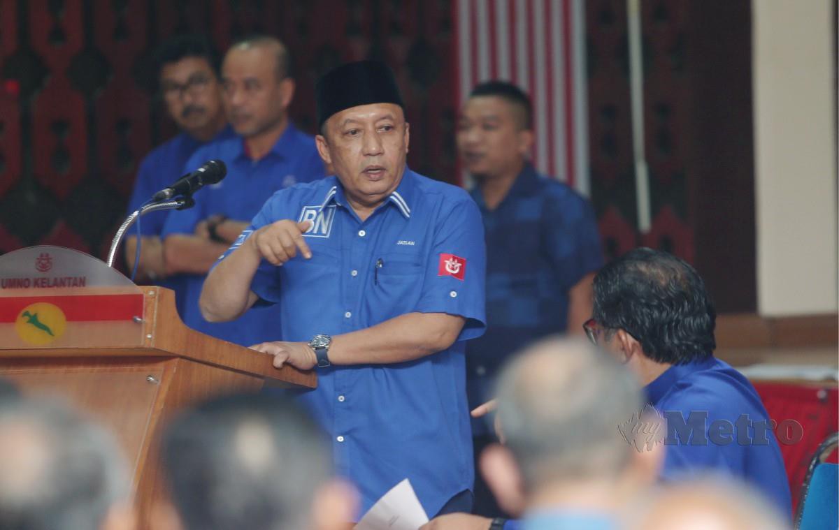Ahmad Jazlan berucap selepas menyampaikan watikah kepada calon-calon Barisan Nasional yang bertanding sempena Pilihan Raya Umum ke-15 di Pejabat Badan Perhubungan UMNO Kelantan. FOTO NIK ABDULLAH NIK OMAR