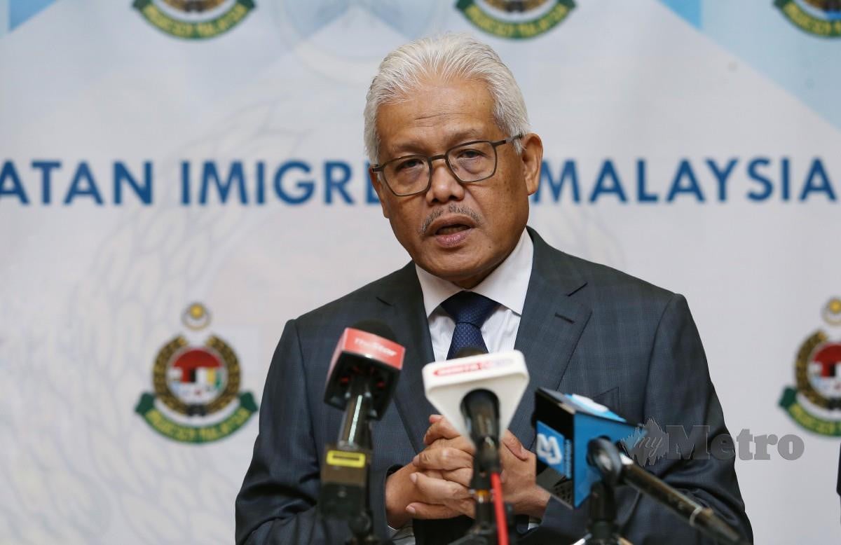 Hamzah Zainudin pada sidang media pelancaran Jabatan Imigresen Malaysia Pas Digital bagi permohonan lanjutan pas yang diluluskan kepada warga asing. FOTO ROHANIS SHUKRI
