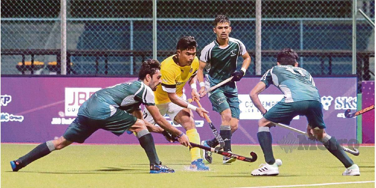 AKSI pemain remaja negara, Shahmie Irfan Suhaimi cuba melepasi kawalan  pemain Pakistan di Kejohanan Hoki Antarabangsa Piala Sultan Johor (SOJC).