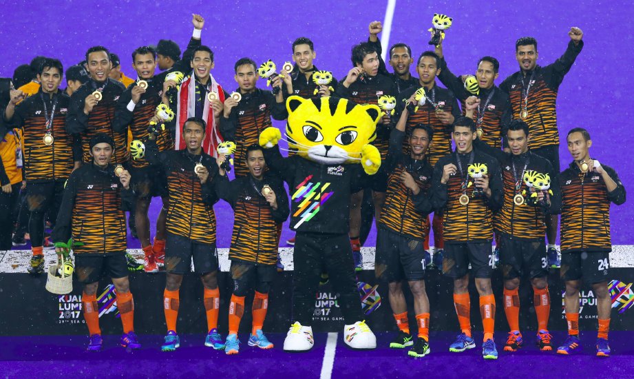 Pemain Malaysia memperagakan emas yang dimenangi mereka selepas menundukkan Myanmar 14-0 pada final di Stadium Hoki Nasional, Bandar Sukan Kuala Lumpur, Bukit Jalil. FOTO MOHAMAD SHAHRIL BADRI SAALI