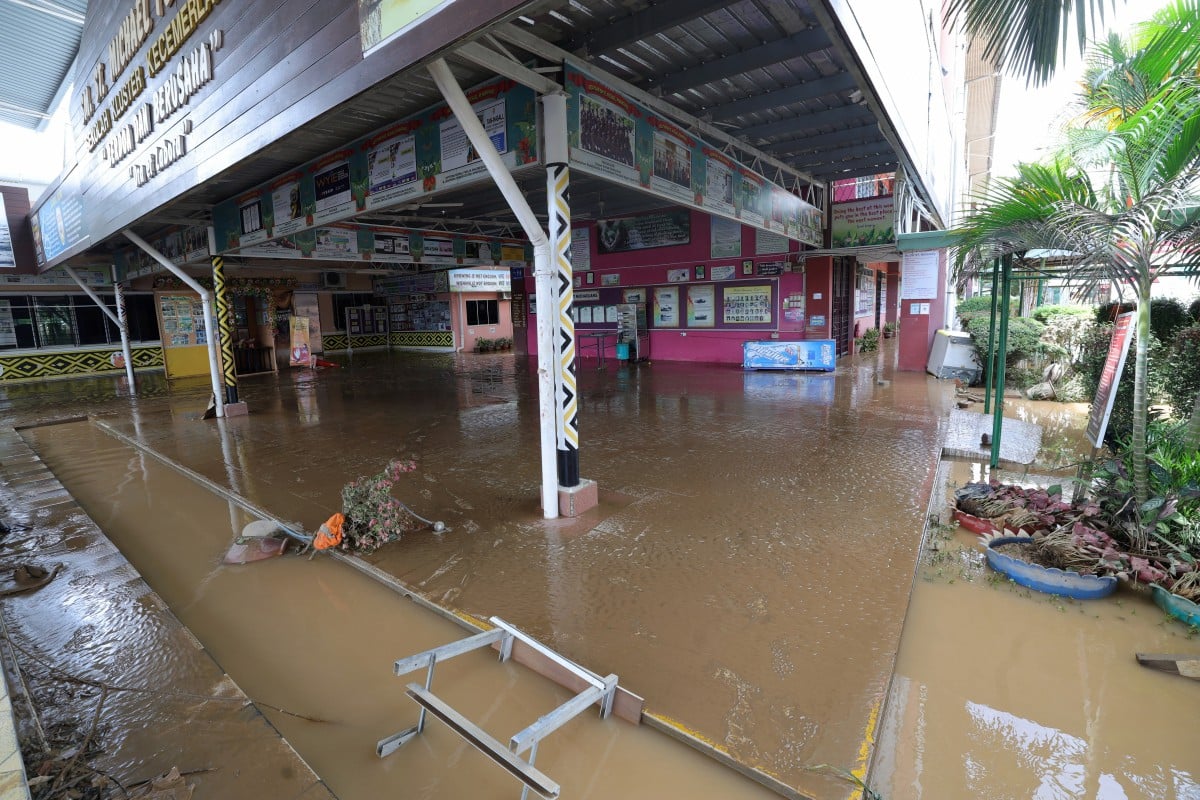 Sekolah Menengah St. Michael Penampang antara tempat yang dilanda banjir terpaksa ditutup bagi kerja-kerja pembersihan dilakukan. FOTO BERNAMA