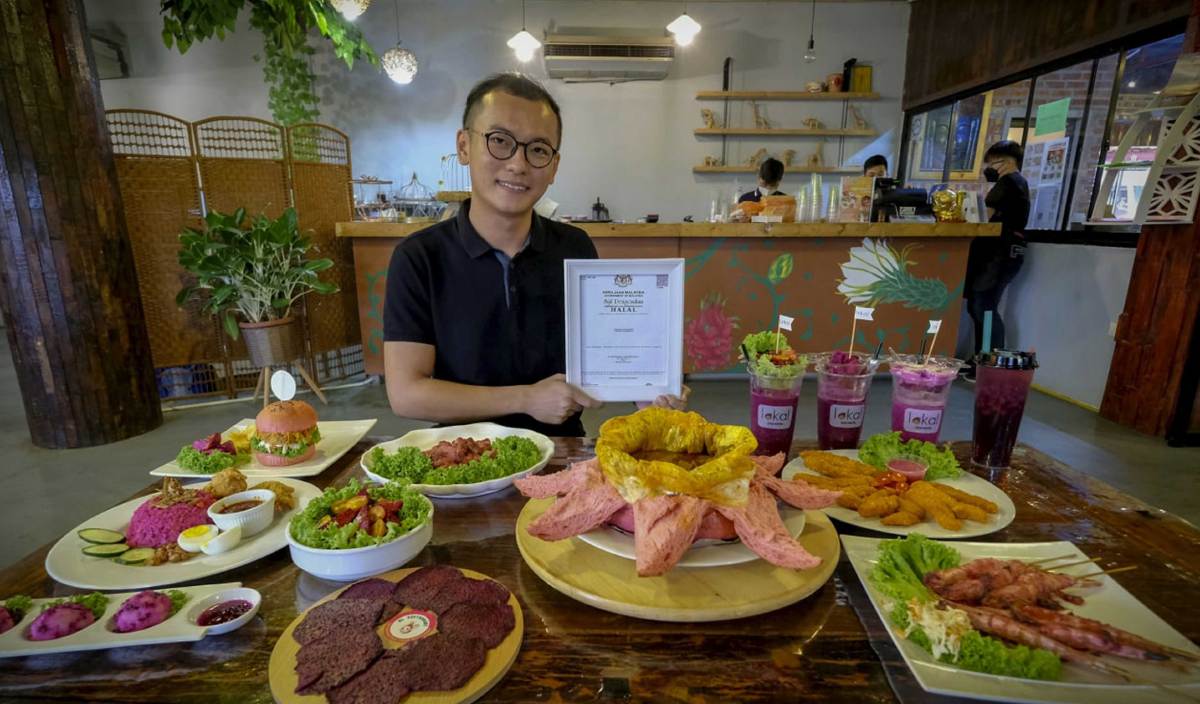 EUGENE Chia menunjukkan sijil halal di restorannya yang berkonsepkan ‘dari ladang ke meja makan’. FOTO BERNAMA