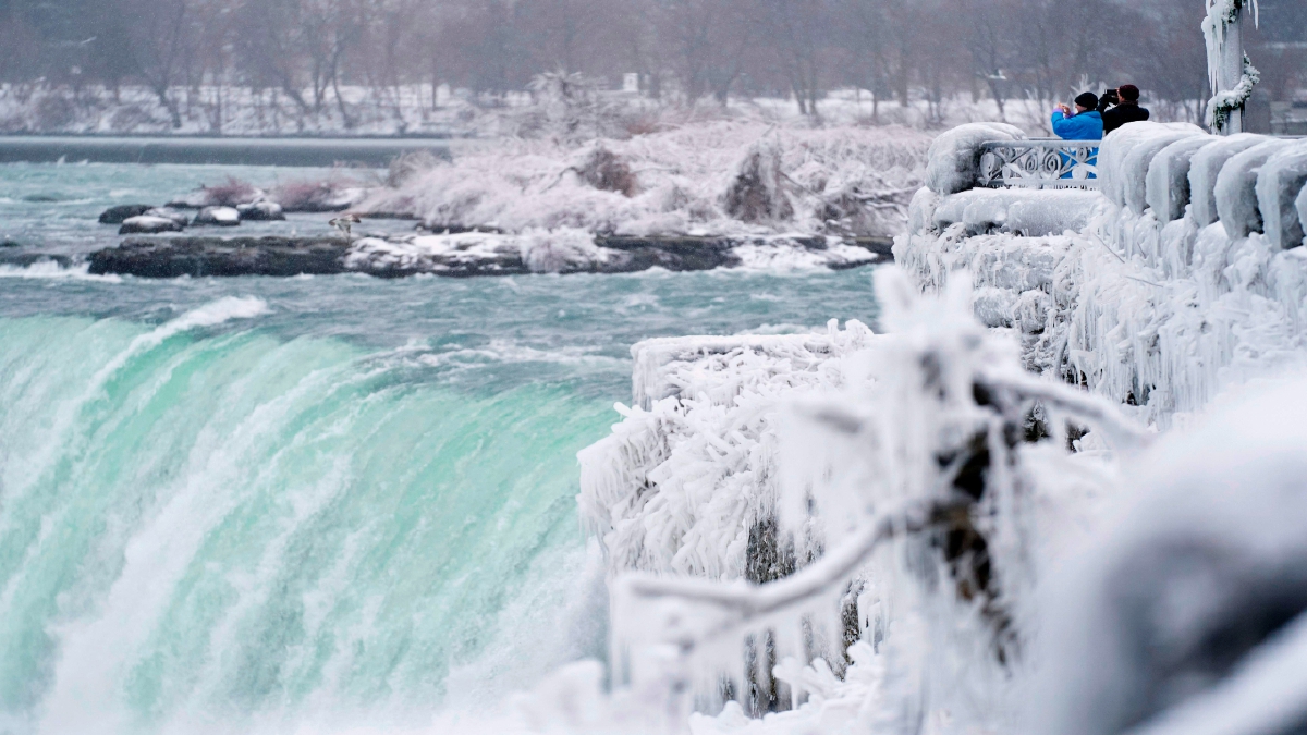 DUA lelaki sedang merakamkan gambar di  air terjun Niagara Falls di Ontario. FOTO AFP