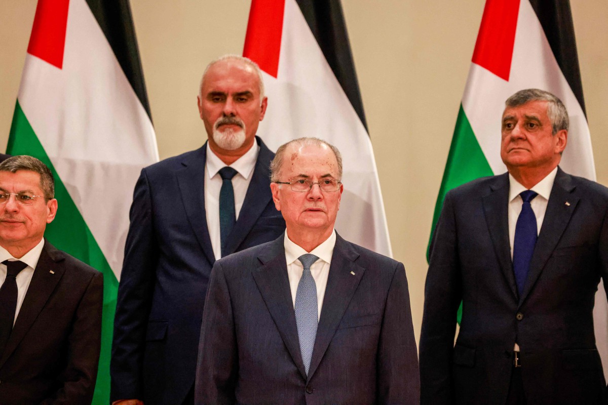 Perdana Menteri Palestin yang baharu, Mohammed Mustafa (tengah). - FOTO AFP