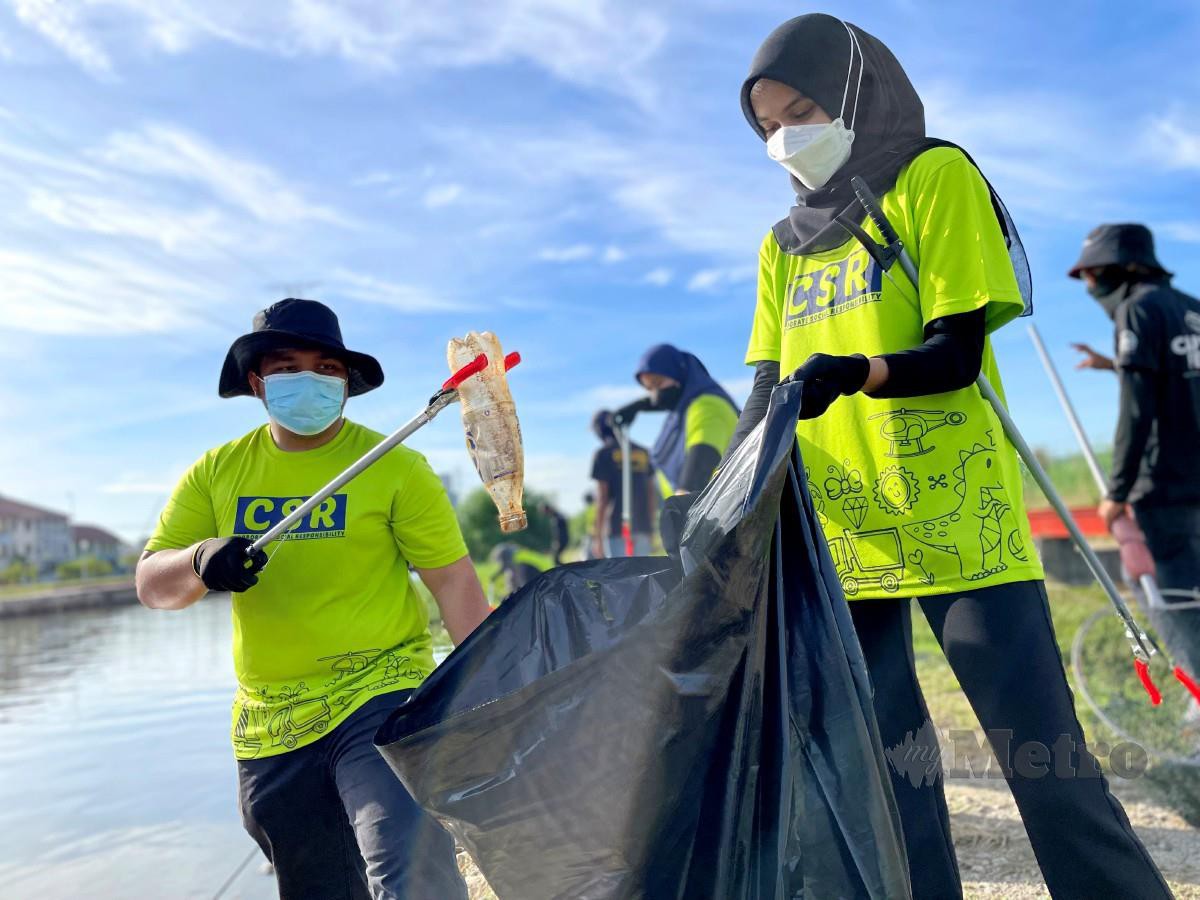 SEBAHAGIAN sukarelawan yang menyertai inisiatif #DIY4Sungai membersihkan Sungai Melaka.