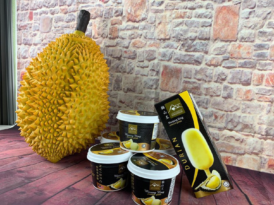 USAHAWAN durian kini mula beralih ke jualan atas talian.