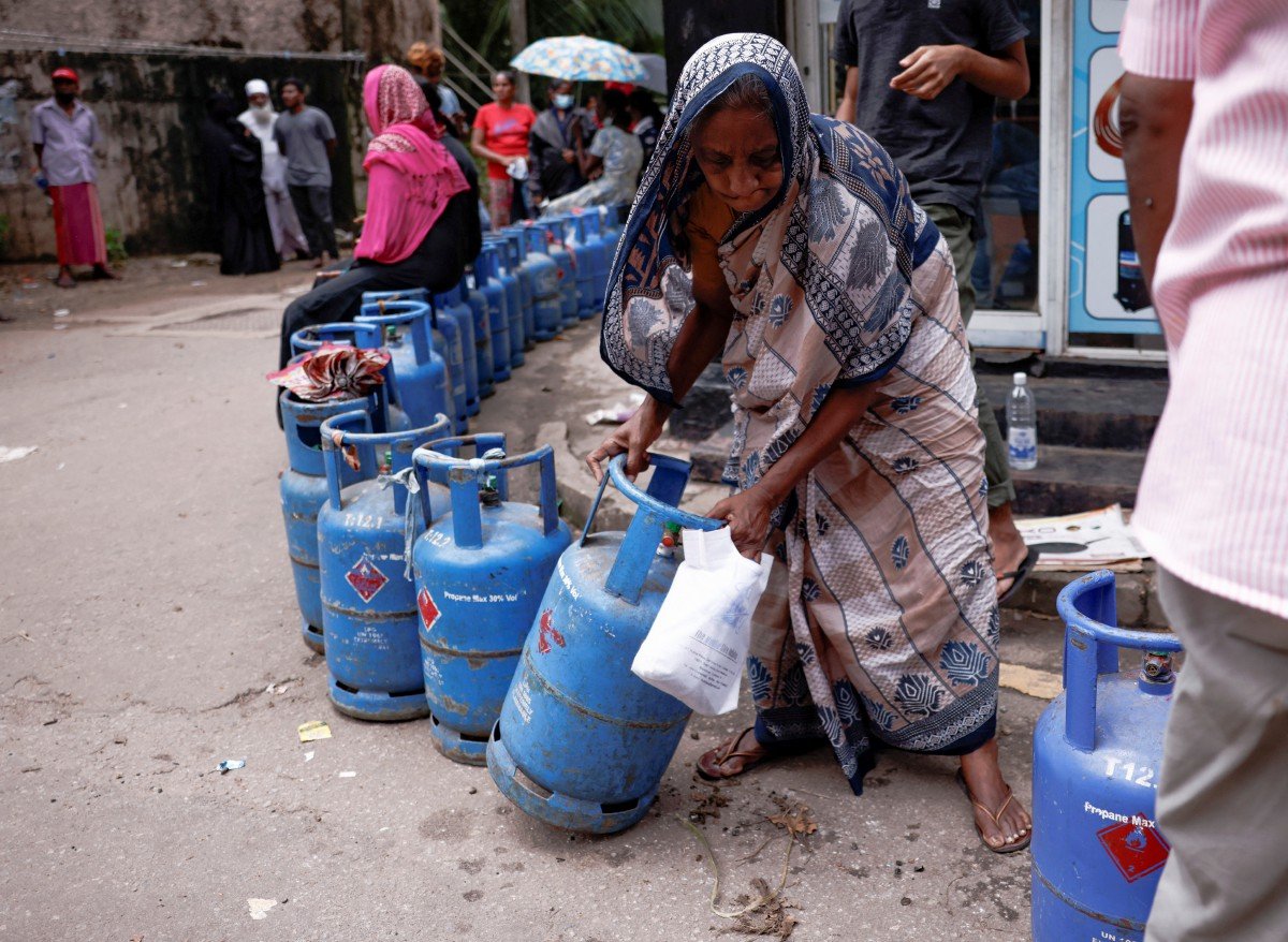 Krisis ekonomi di Sri Lanka memaksa rakyat beratur panjang mendapatkan pelbagai bekalan asas. - FOTO Reuters