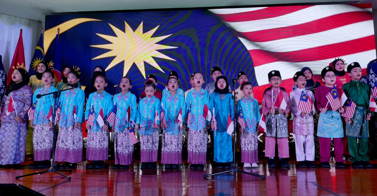 Persembahan kebudayaan anak-anak warga kedutaan memeriahkan majlis resepsi Hari Kebangsaan ke-65 dan ulang tahun hubungan diplomatik Malaysia dan Indonesia di Dewan Kedutaan Besar Malaysia di Kuningan. - FOTO Bernama