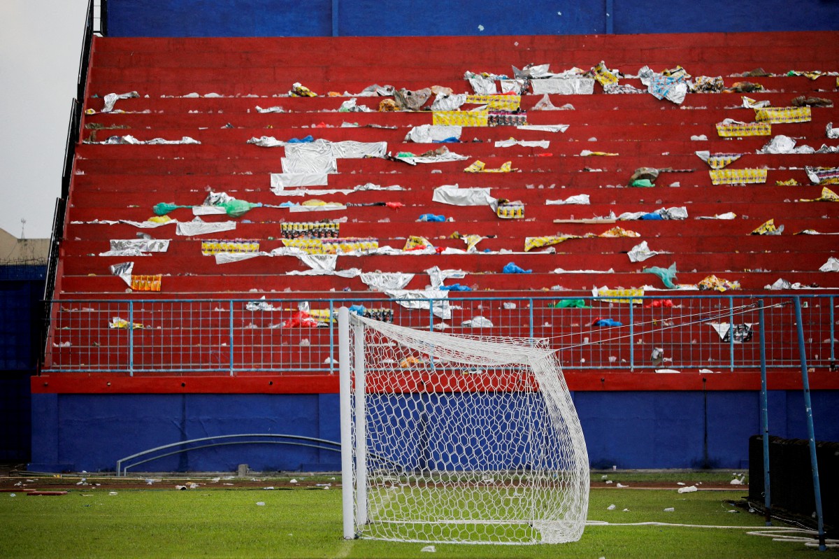 Gambar fail menunjukkan kawasan stadium selepas inisden rempuhan Oktober tahun lalu. - FOTO Reuters