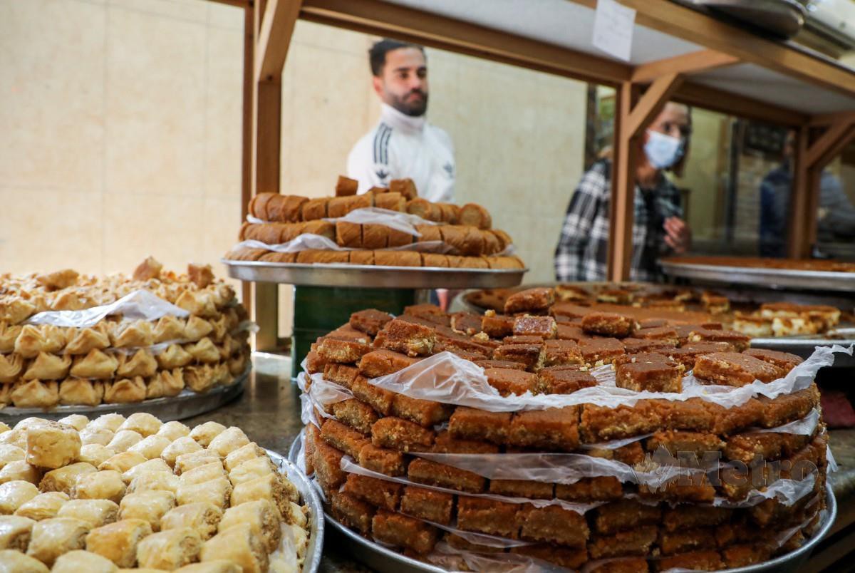 Pelbagai manisan dijual sepanjang Ramadan di Beirut. FOTO Reuters
