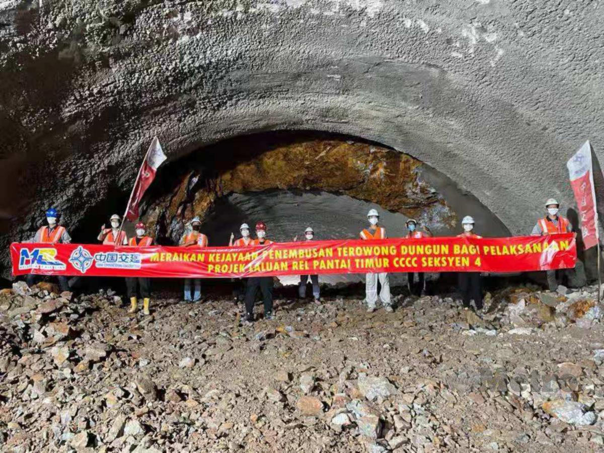 Kakitangan ECRL berjaya melaksanakan kerja menggali terowong secara selamat.