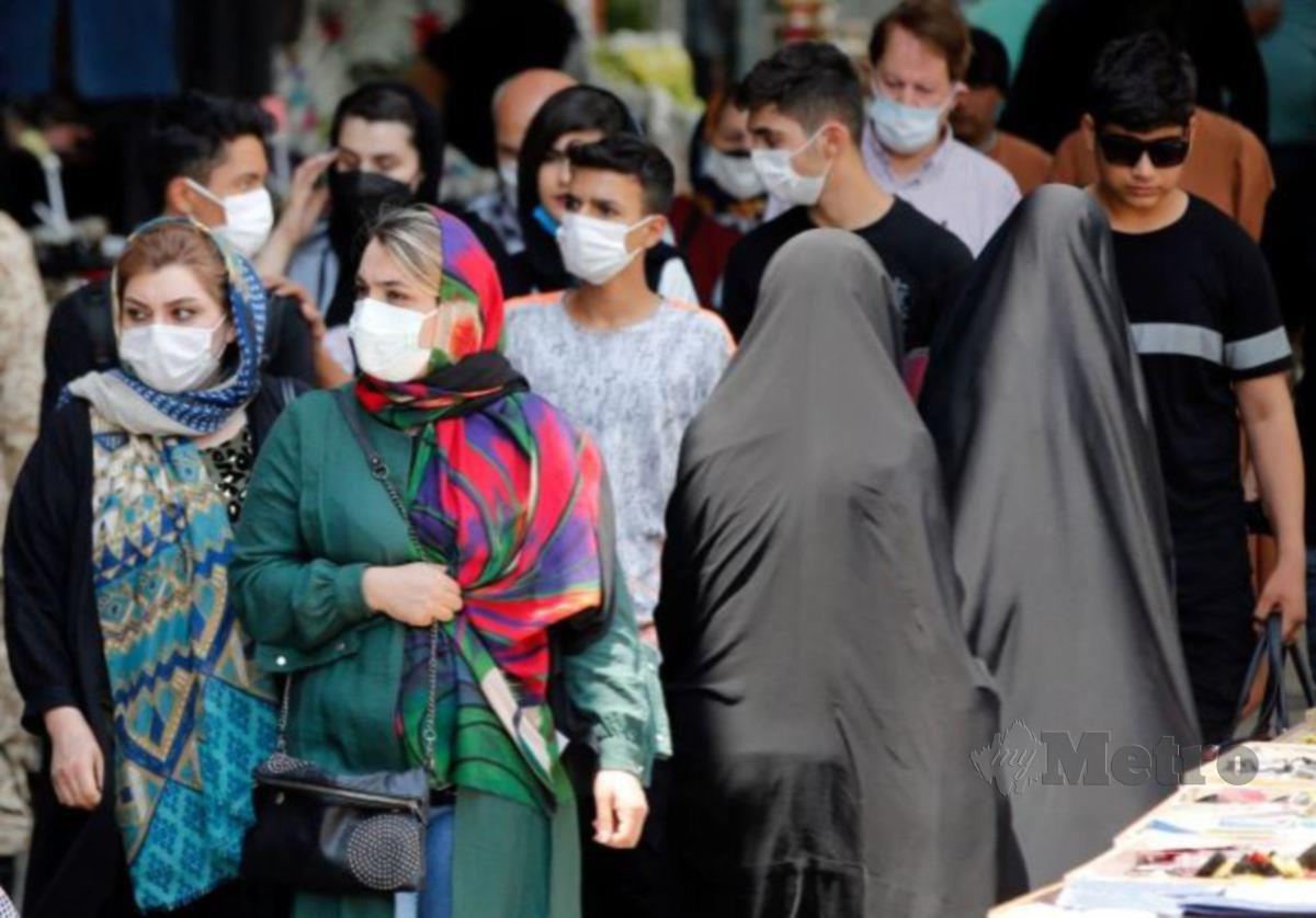 Wanita Iran mengenakan pelitup muka di pasar Tajrish di Tehran. - FOTO EPA