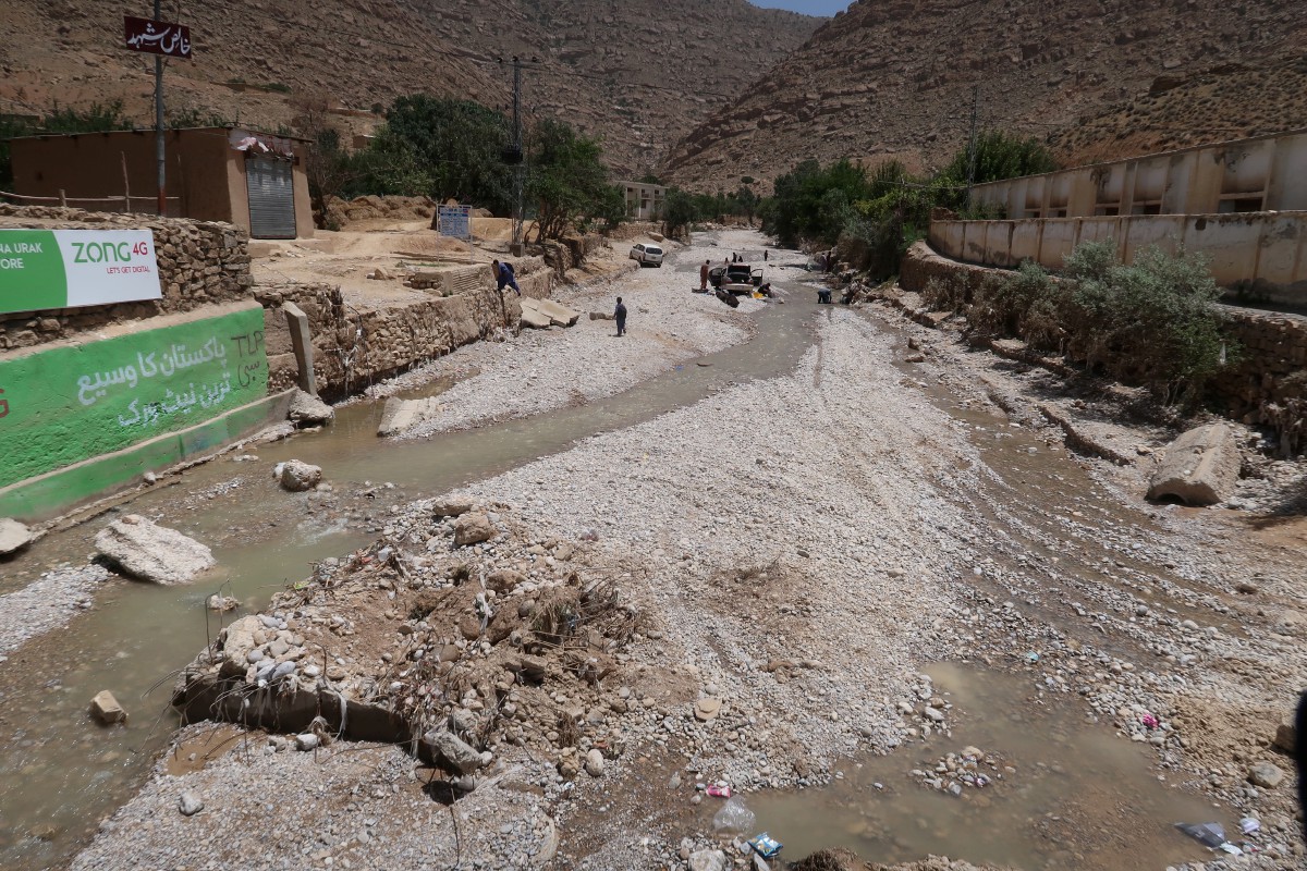 Penduduk melihat kerosakan yang berlaku akibat banjir di Quetta, Pakistan. - FOTO EPA
