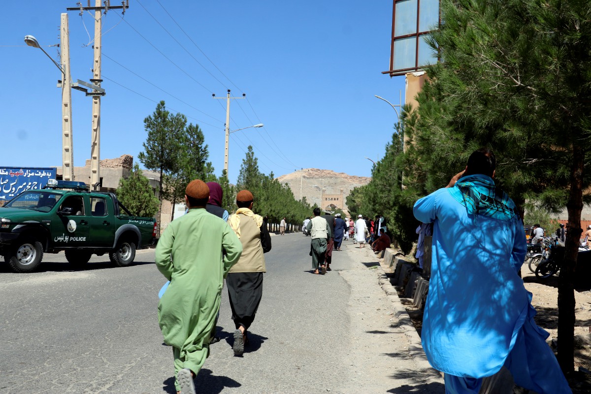 Penduduk setempat berlari ke tapak berlakunya letupan di Herat, Afghanistan. - FOTO AP