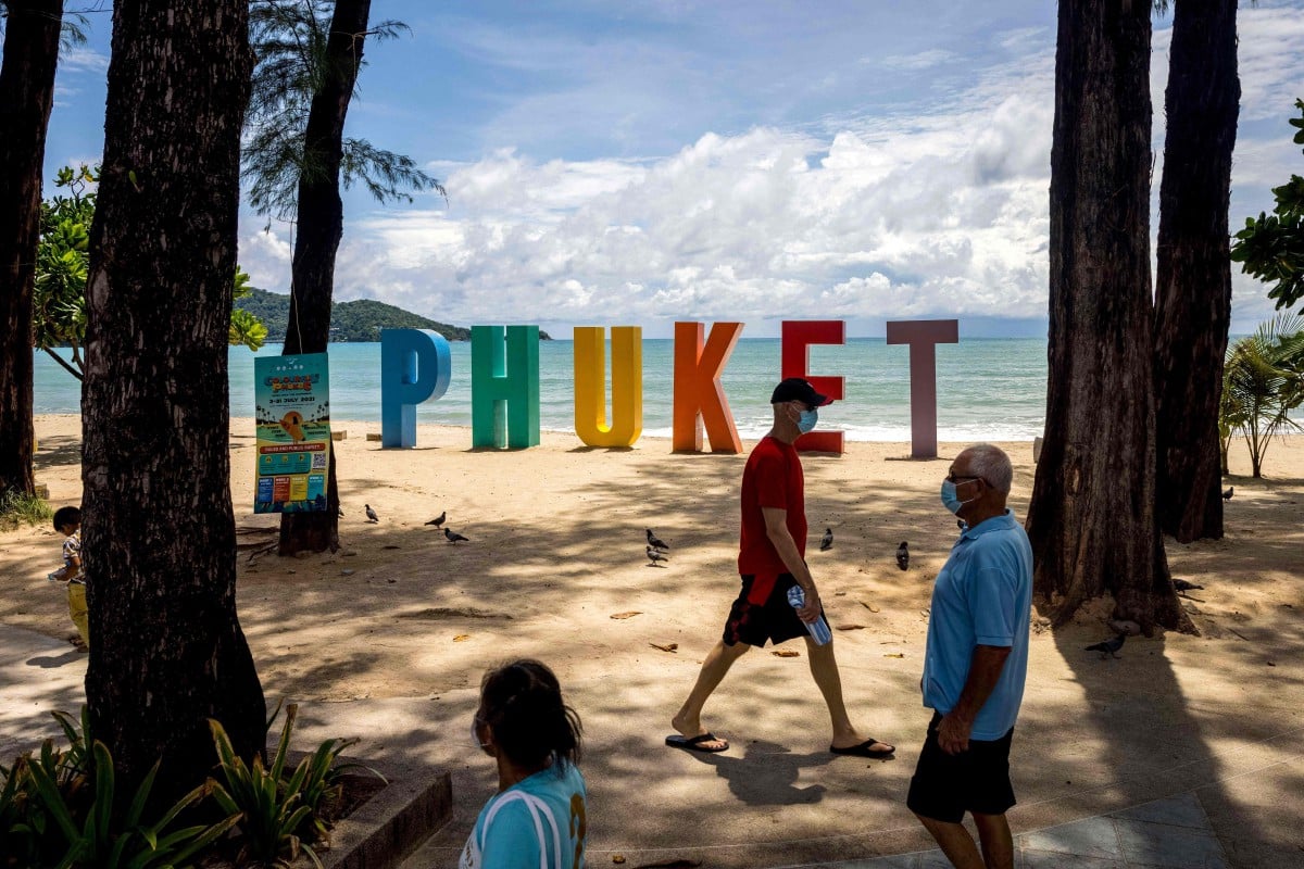 Gambar fail menunjukkan pelancong memakai pelitup muka di Pantai Patong, Phuket. - FOTO AFP