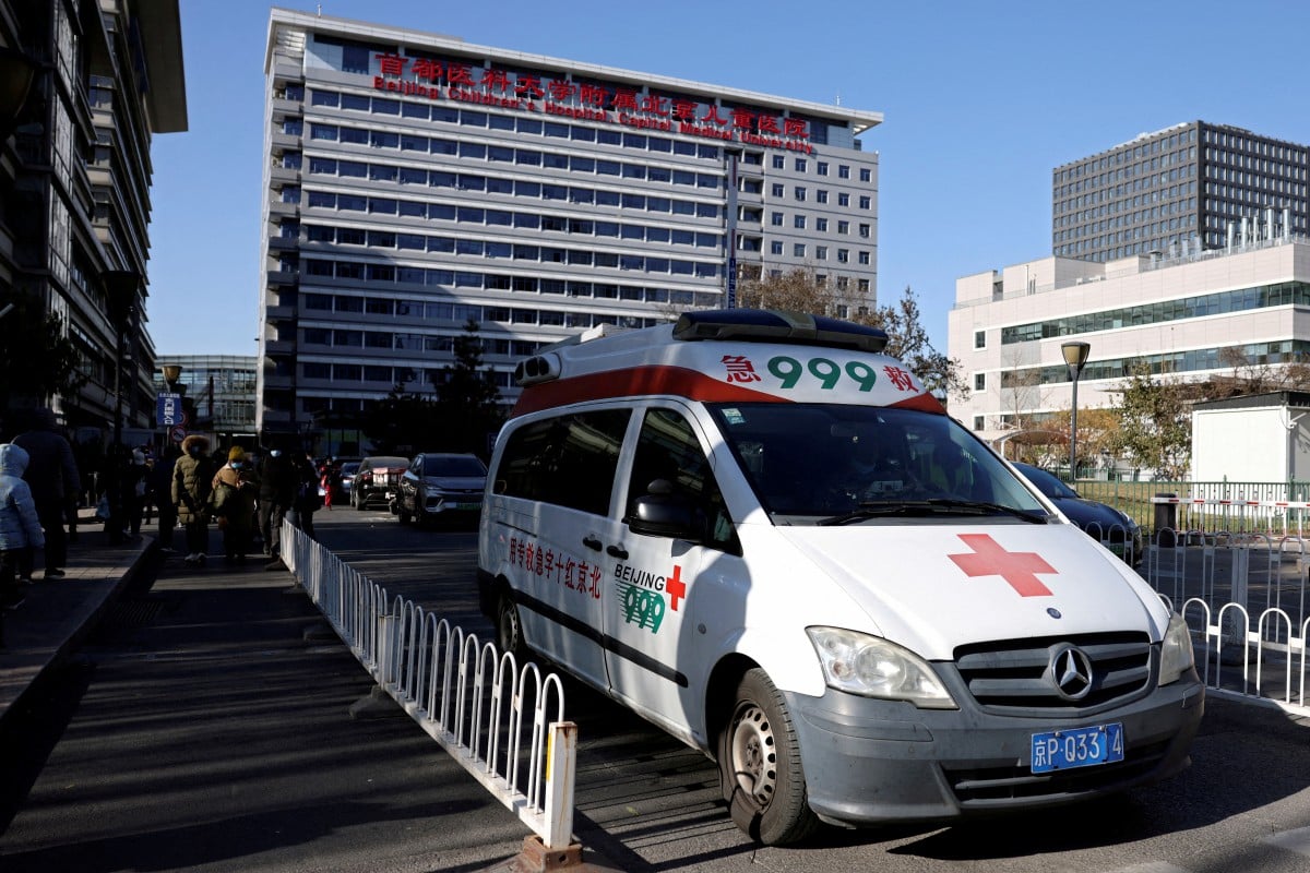Ambulans yang disediakan di hospital kanak-kanak di Beijing. - FOTO Reuters