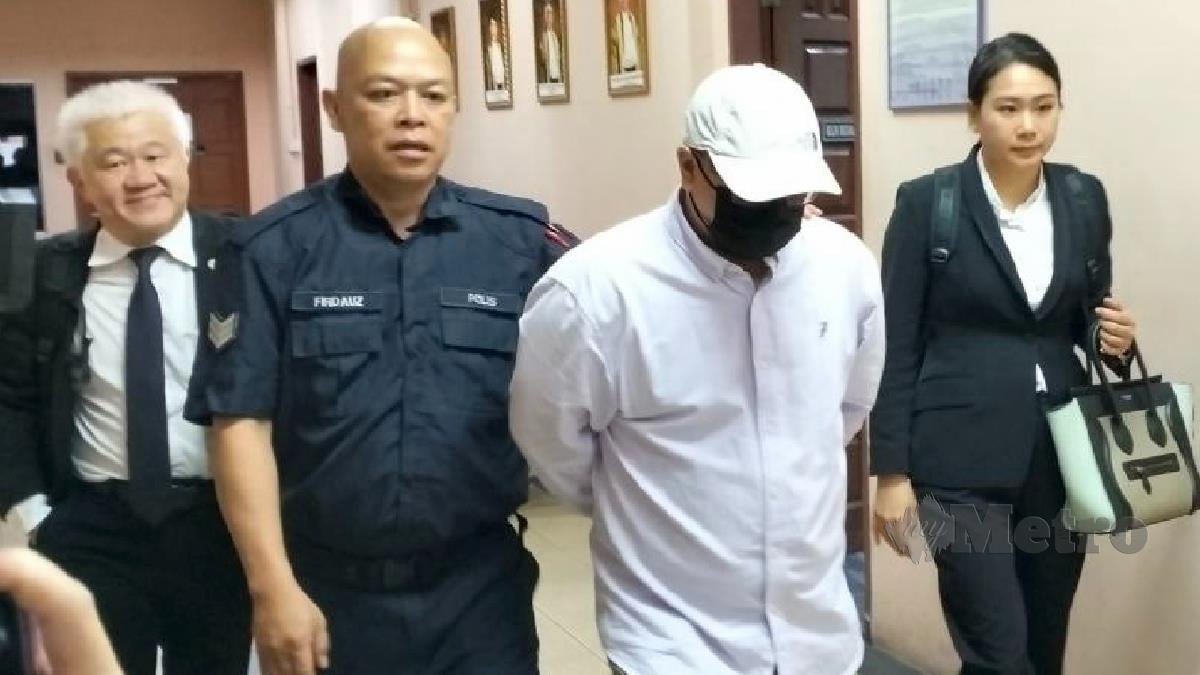 Branso Phan Tze Chiang (tengah) dibawa ke Mahkamah Majistret di sini, hari ini. FOTO Abdul Rahemang Taiming.