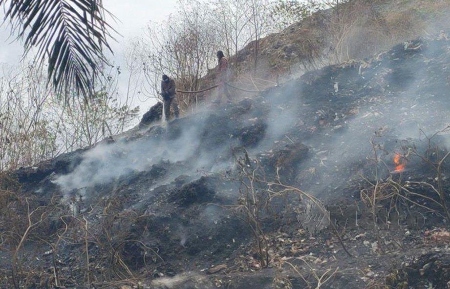 ANGGOTA bomba memadam kebakaran di kawasan tapak pelupusan sampah di Kamunting pada hari kedua operasi dilakukan membabitkan keluasan lebih satu hektar. FOTO Zuliaty Zulkiffli