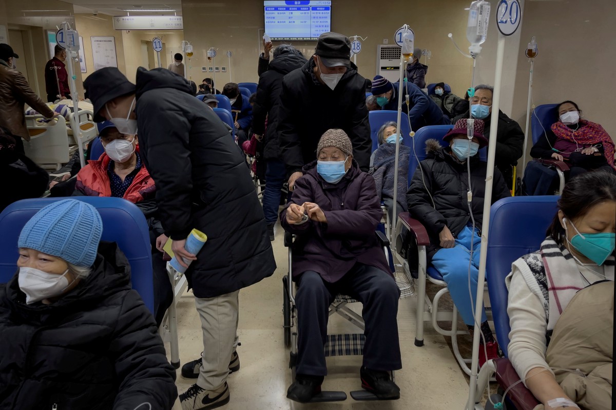 Seorang lelaki menolak kerusi roda wanita warga emas di wad kecemasan di hospital di Beijing, China. - FOTO AP