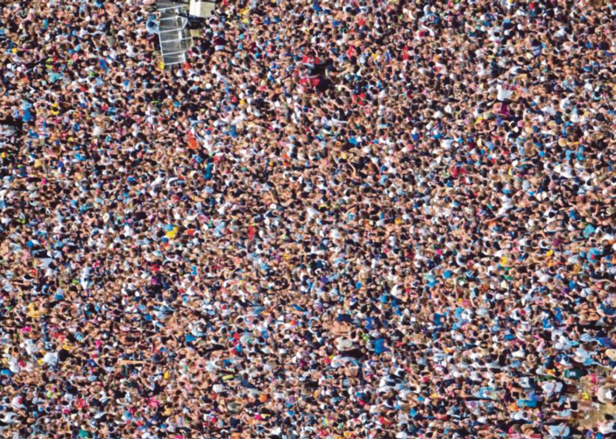 GAMBAR di Festival Lollapalooza 2021 yang dikongsi di media sosial. - FOTO Agensi