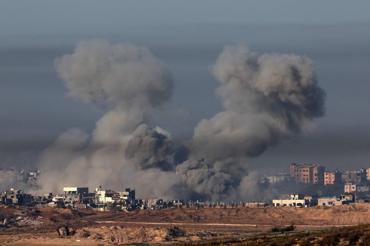 Asap kelihatan di Gaza selepas serangan tentera Israel. - FOTO AFP