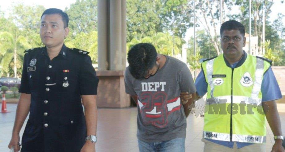 ANGGOTA polis membawa Aziz Mohd yang akan menghadapi pertuduhan Seksyen 326 Kanun keseksaan di Mahkamah Sesyen Kuantan selepas mengakibatkan cedera parah seorang anggota polis dengan menyimbah asid yang membahaya di Indera Mahkota baru-baru ini. FOTO Zulkepli Osman