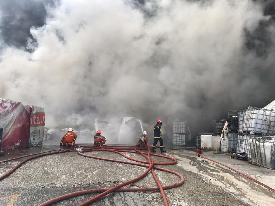 ANGGOTA bomba memadamkan kebakaran melibatkan kilang plastik yang terbakar 50 peratus di Batu 22, Jalan Kuala Selangor, hari ini. FOTO IHSAN BOMBA