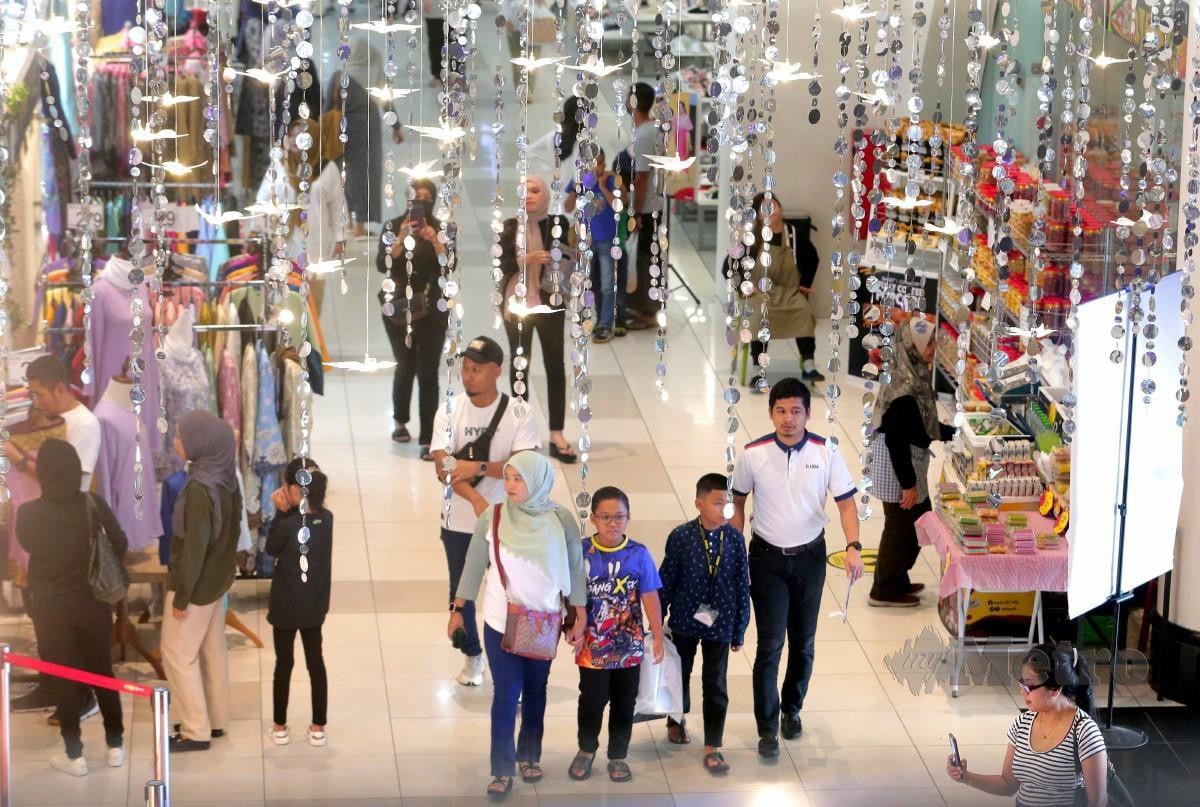 Foto hiasan menunjukkan orang ramai membeli-belah untuk persiapan Aidilfitri di Plaza Angsana Johor Bahru. - FOTO Nur Aisyah Mazalan