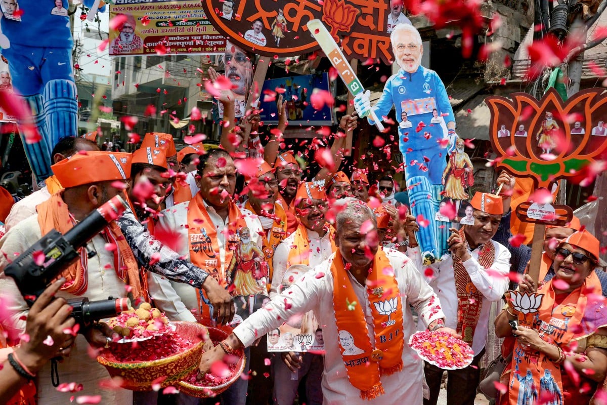 Penyokong Narendra Modi meraikan kejayaan awal BJP di Varanasi, Uttar Pradesh. - FOTO AFP