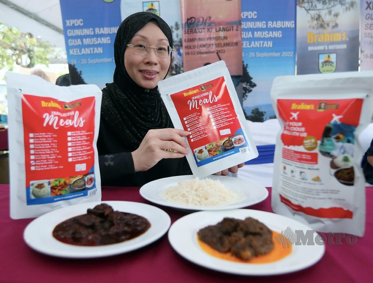NUR Fatin menunjukkan produk baharu Brahim’s outdoor Travelious Meals keluaran Dewina Holdings Sdn Bhd di Kompleks Sukan Kelana Jaya. - Gambar NSTP/AMIRUDIN SAHIB