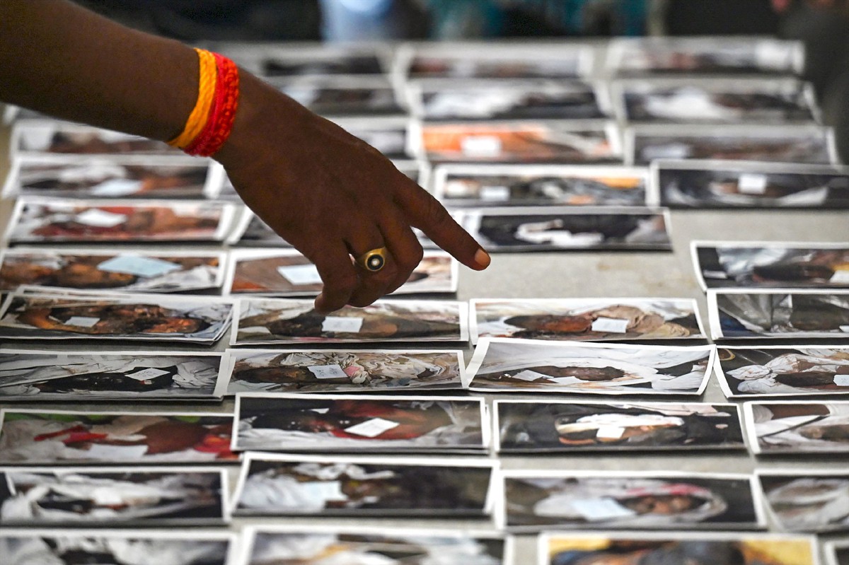 Ahli keluarga mangsa nahas kereta api mengecam gambar yang diletakkan di bilik mayat. - FOTO AFP