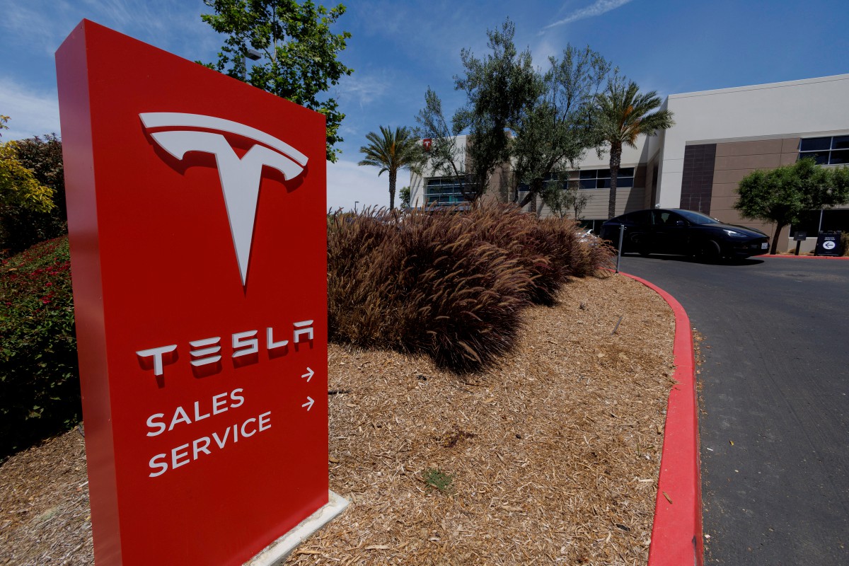 Pusat servis dan jualan Tesla di Vista, California. - FOTO Reuters