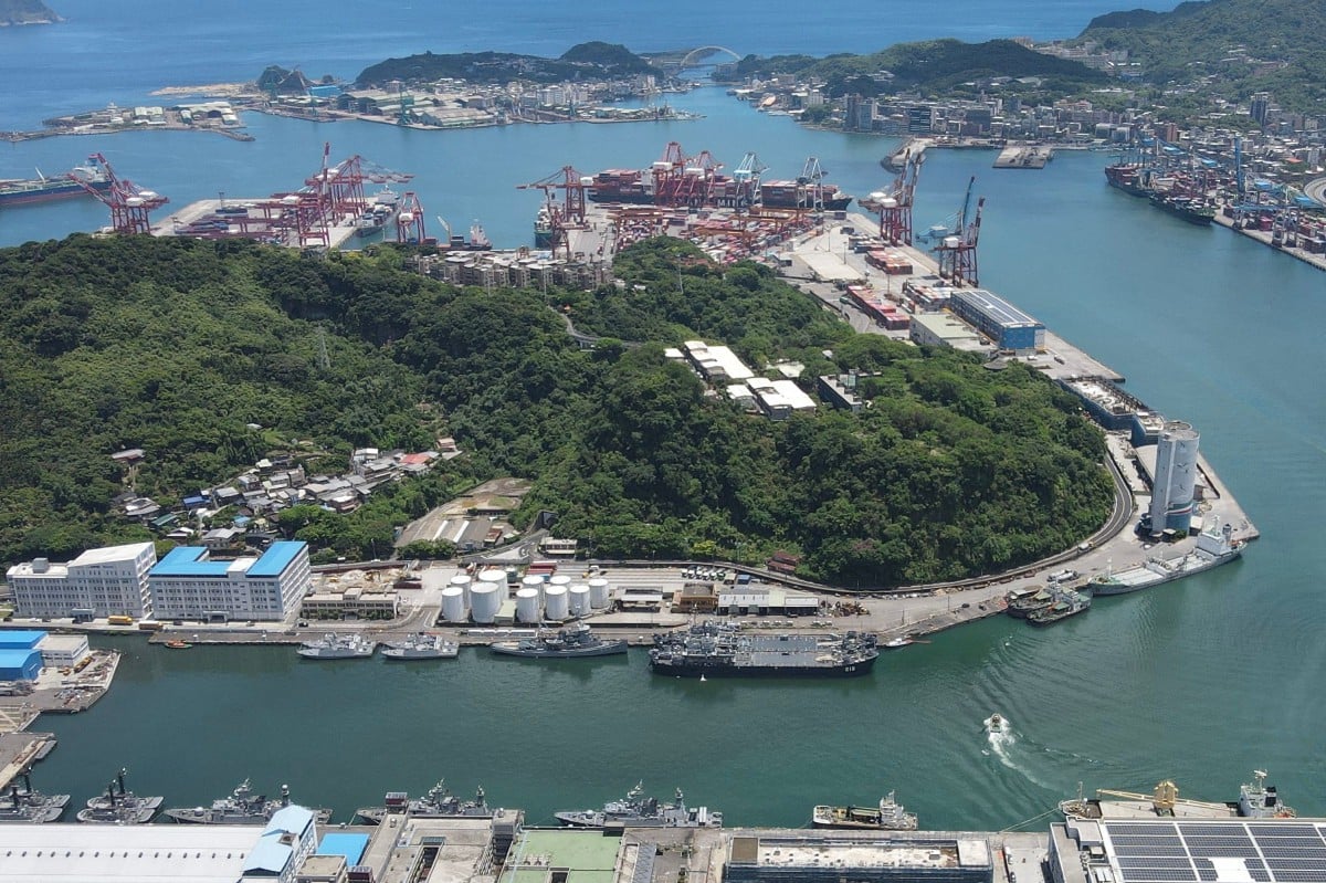 Kawasan Pelabuhan Keelung di Taiwan yang lengang. - FOTO AFP