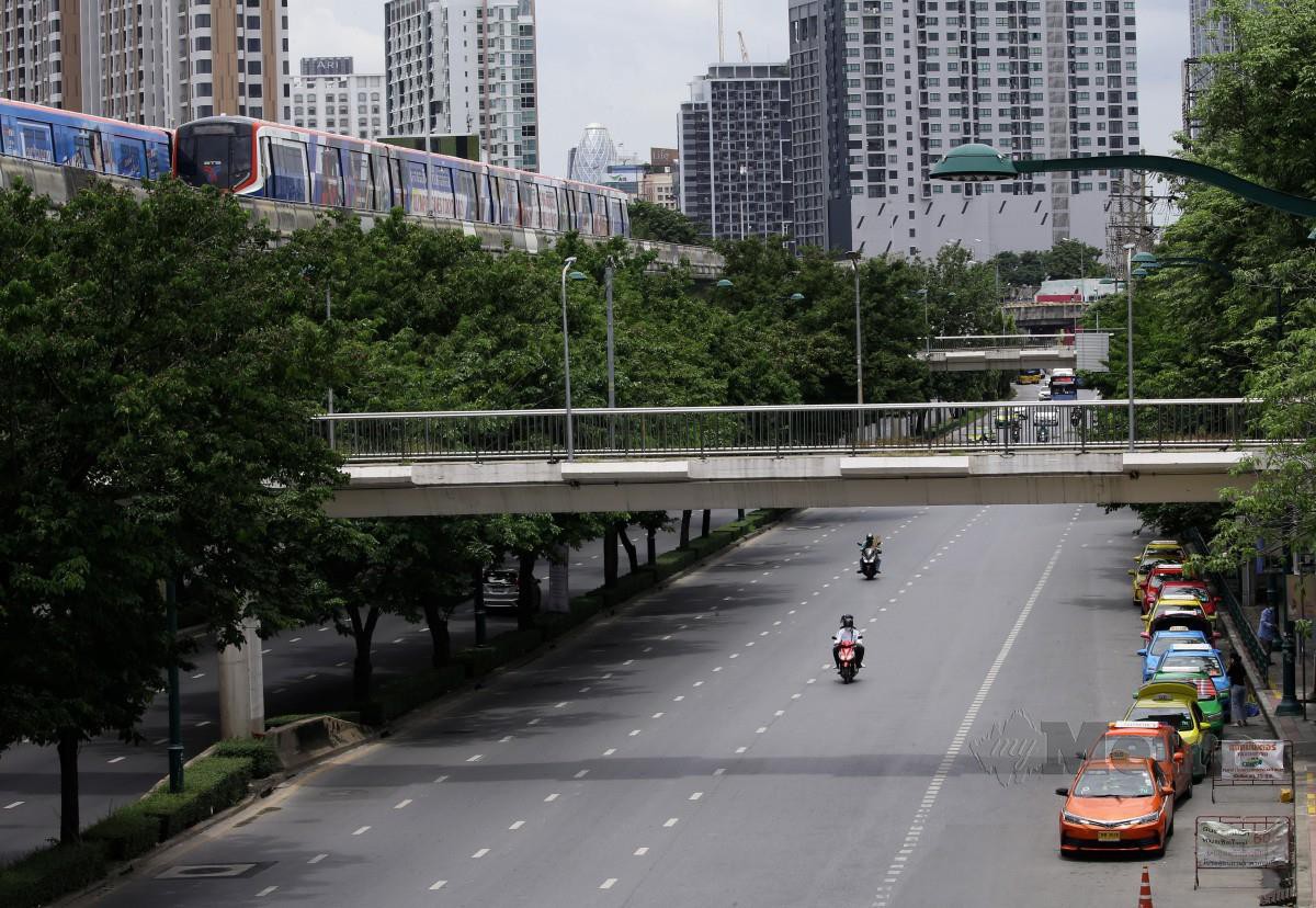 Keadaan jalan raya di Bangkok yang lengang selepas kerajaan Thailand mengumumkan sekatan pergerakan selama 14 hari bermula 3 Ogos. - FOTO EPA